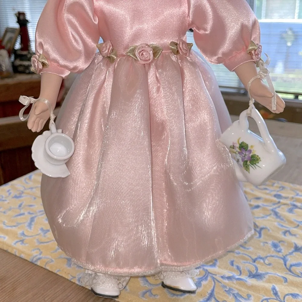 Avon 2000 Special Memories Tea Time Porcelain Doll Preloved